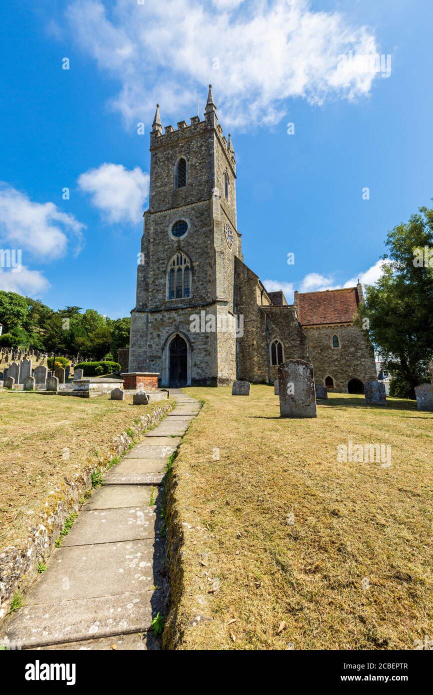 Die Kirche St. Leonard's aus dem 11. Jahrhundert mit der berühmten Krypta Hythe, England Stockfoto