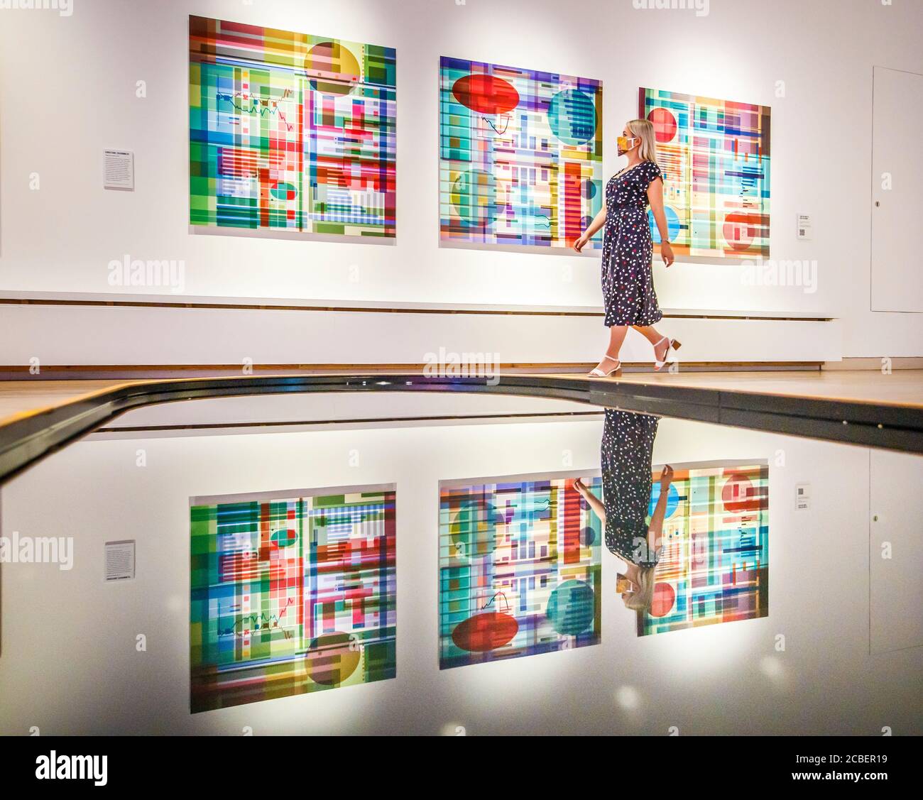 Ein Besucher geht an einer Arbeit mit dem Titel "Project Fear series" der Künstlerin Christiane Zschommler vorbei, die Teil der Ausstellung des Esthetica Art Prize ist, die in der York Art Gallery in Yorkshire zu sehen ist. Stockfoto