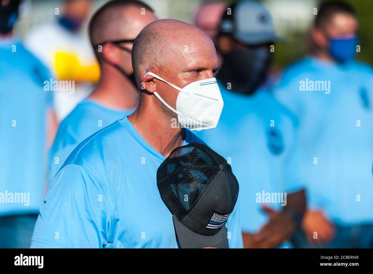 Männliche Polizist trägt eine Maske für COVID bei einer Back the Blue Rallye, um die Polizei zu unterstützen und gegen die neue Mass. Polizei Reform Gesetz. Stockfoto