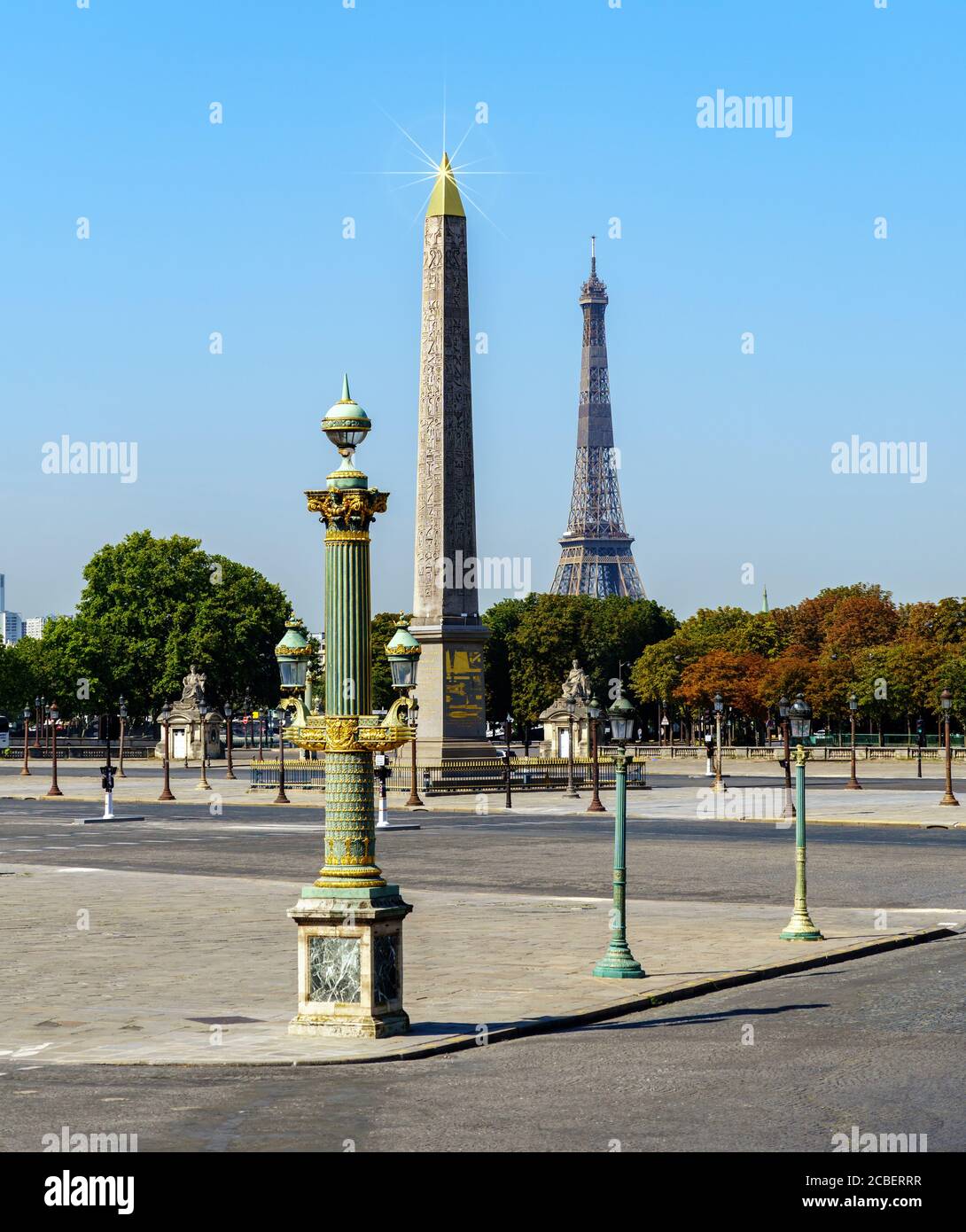 Luxor Obelisk am Concore-Platz und Eiffelturm - Paris, Frankreich Stockfoto