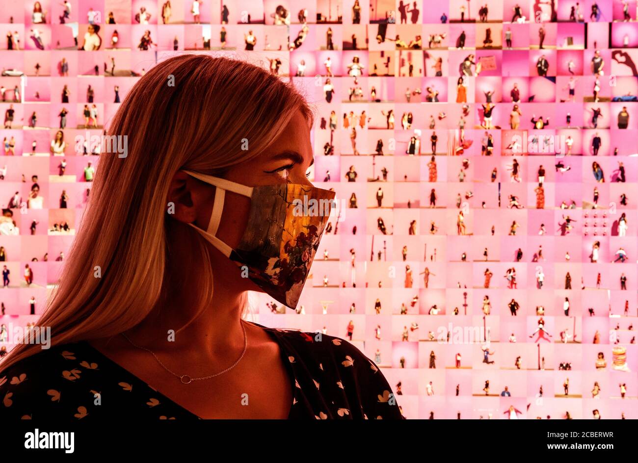 Ein Besucher betrachtet eine Arbeit mit dem Titel 'Murmurations #23: 10,000 Selfies (mit einer rosa Wand in Los Angeles)' der Künstlerin Stephanie Potter Corwin, die Teil der Ausstellung des Esthetica Art Prize ist, die in der York Art Gallery in Yorkshire zu sehen ist. Stockfoto