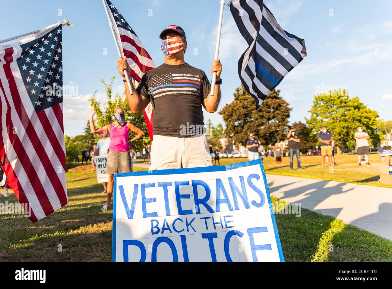 Ein Veteran, der mit seinem Zeichen bei einer Back the Blue Rally steht, um die lokale Polizei zu unterstützen und sich gegen das neue Gesetz zur Polizeireform zu stellen. Stockfoto