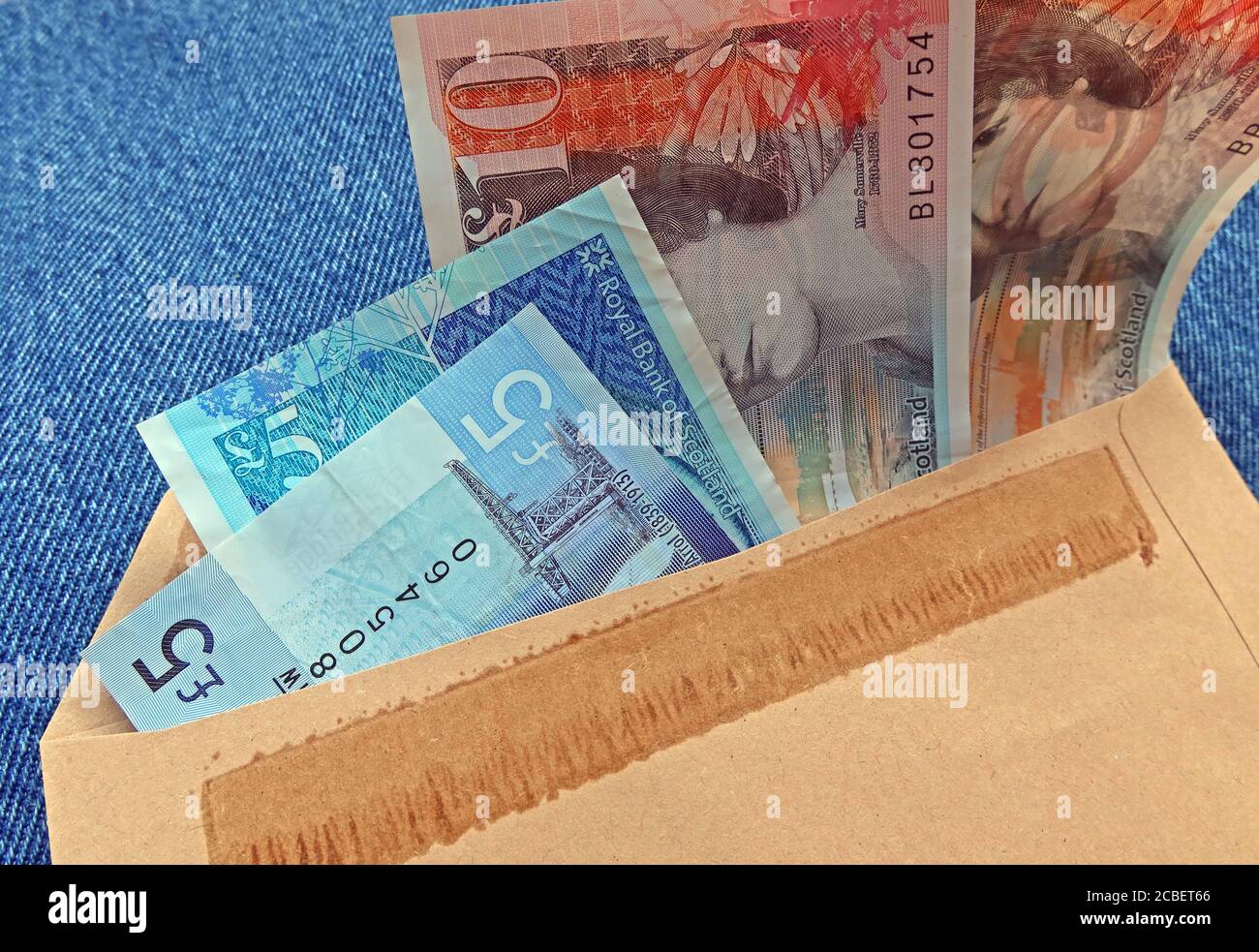 Britische schottische Sterling-Noten in einem braunen Umschlag, fünf Pfund, zehn Pfund, zwanzig Pfund, Note, Black Economy, Zahlung Stockfoto