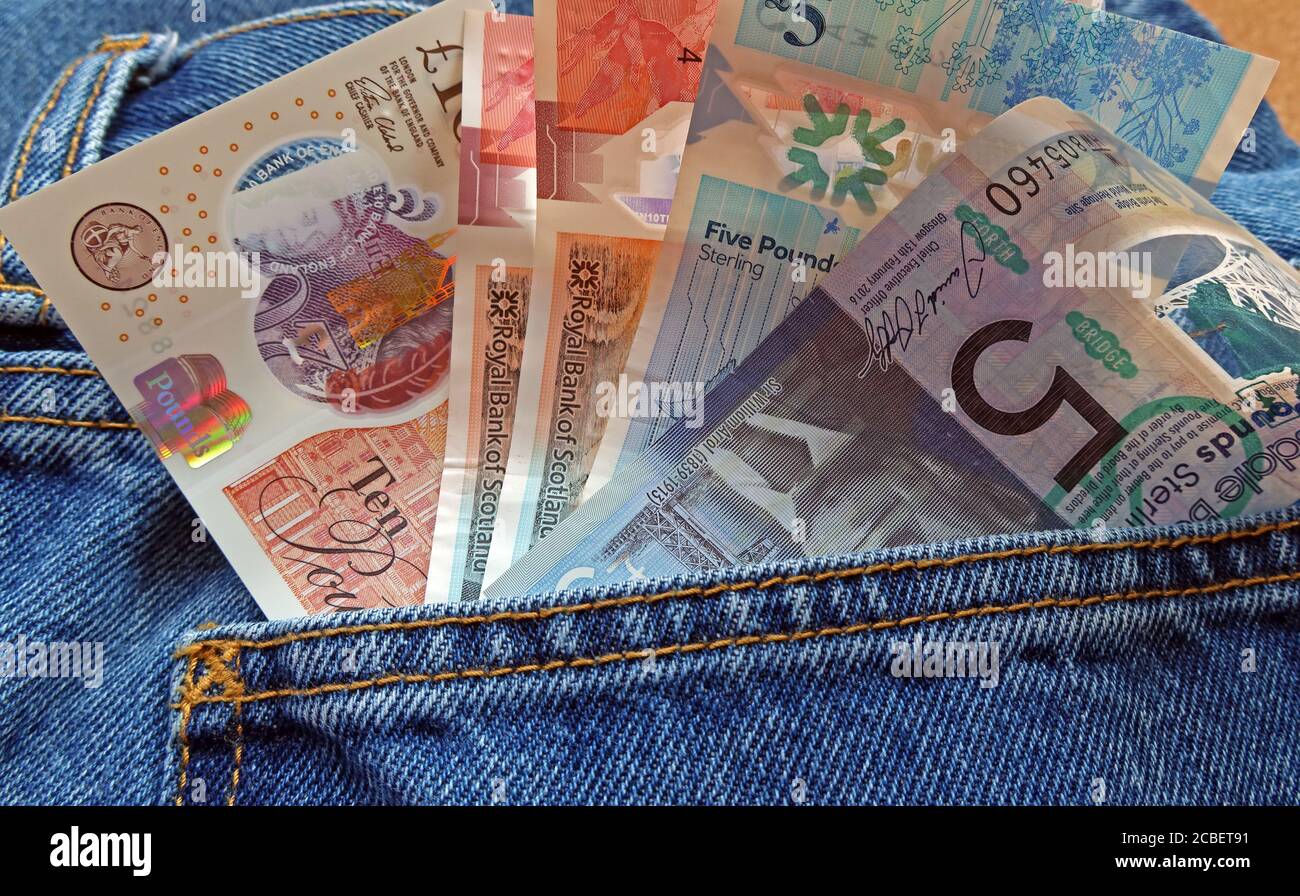 Britische Sterling-Noten in der Rückseite einer Jeans-Tasche, fünf Pfund, zehn Pfund, zwanzig Pfund, Note, schwarze Wirtschaft, Zahlung, Schottland, schottisches Geld Stockfoto
