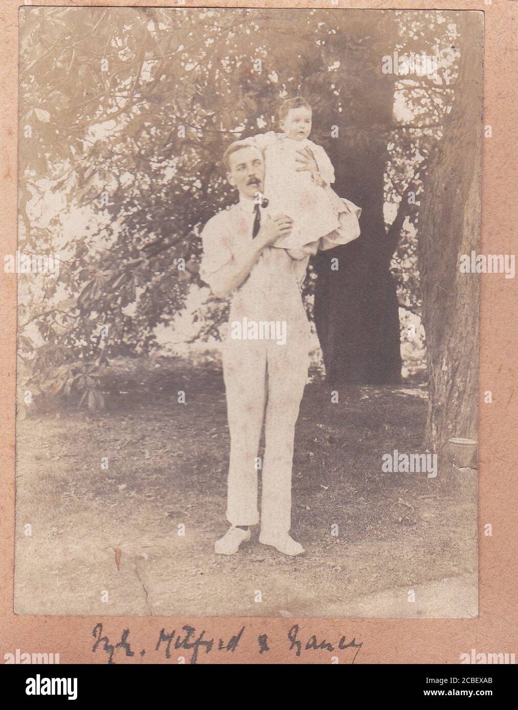 Nancy Mitford als Baby, aus einem Mitford-Familienfotoalbum Stockfoto