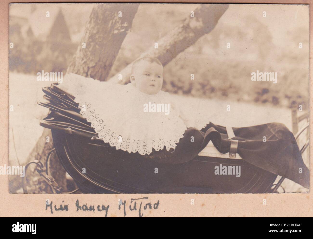 Nancy Mitford als Baby, aus einem Mitford-Familienfotoalbum Stockfoto