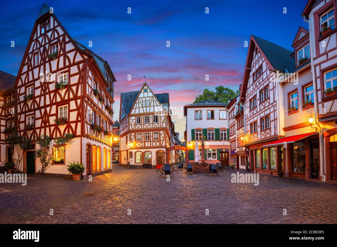 Mainz, Deutschland. Stadtbild der Mainzer Altstadt während der Dämmerung blaue Stunde. Stockfoto