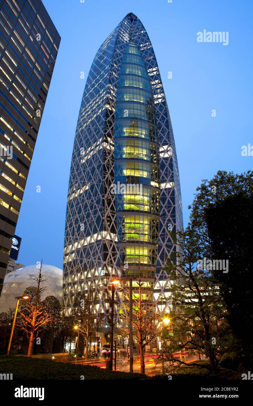 Shinjuku, Tokyo, Kanto Region, Honshu, Japan - Mode Gakuen Cocoon Tower entworfen vom Architekten Kenzo Tange in Nishi-Shinjuku Stockfoto