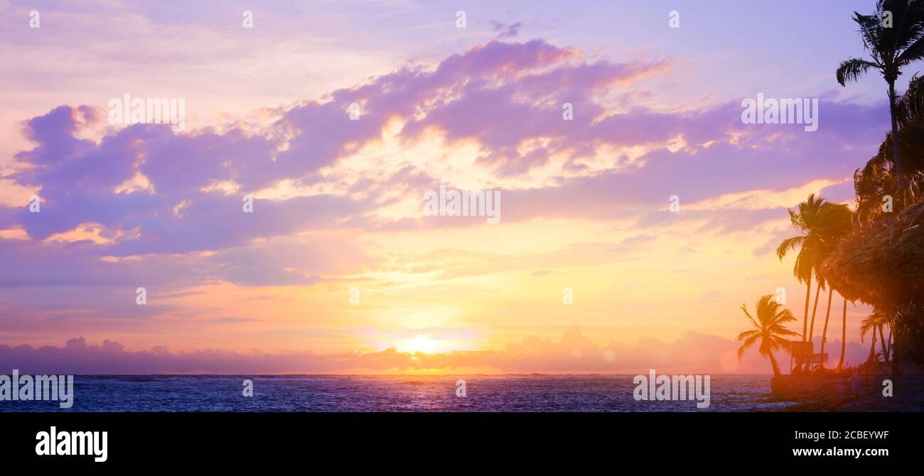 Kunst schöner Sonnenaufgang über dem Meer am Strand einer tropischen Insel Stockfoto