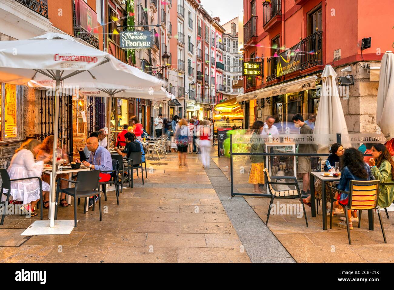 Essen im Freien in einer Straße der Altstadt, Burgos, Kastilien und Leon, Spanien Stockfoto