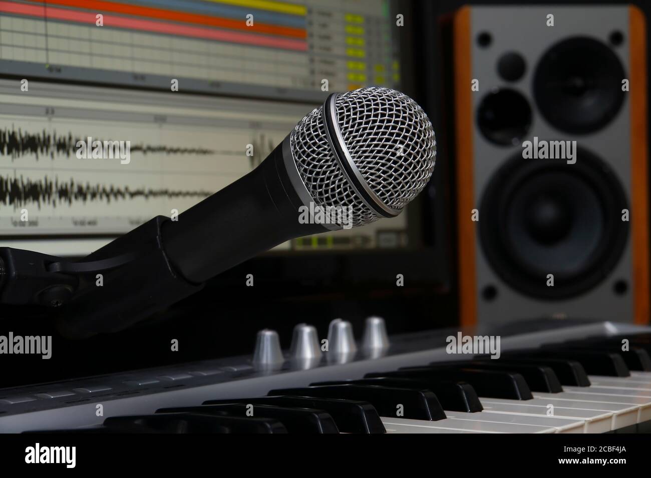 Home Recording Studio. Bildschirmtastatur, Lautsprecher und Mikrofon. Stockfoto