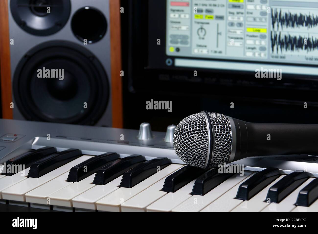 Home Recording Studio. Bildschirmtastatur, Lautsprecher und Mikrofon. Stockfoto