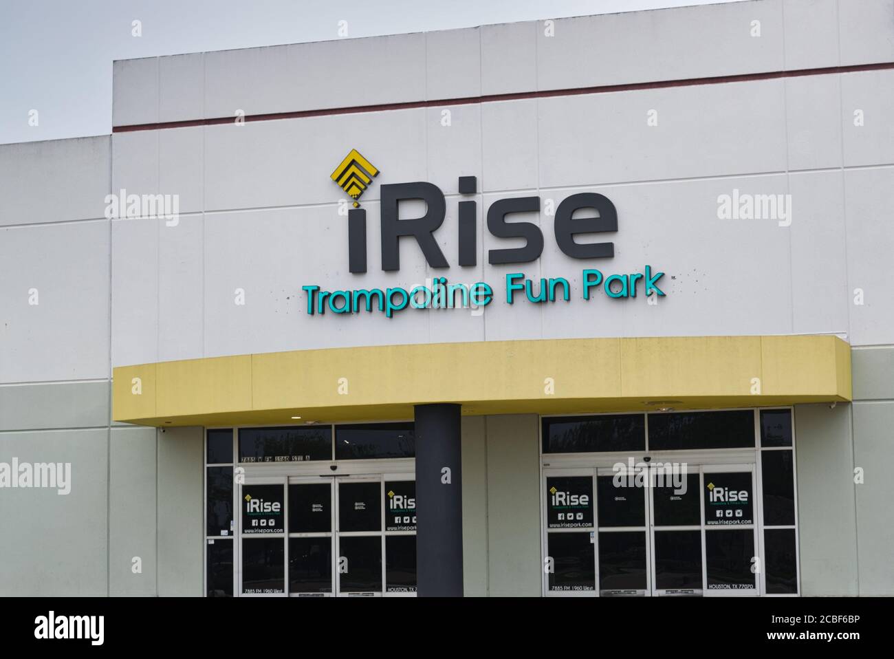 Houston, Texas/USA 03/25/2020: IRise Trampolin Fun Park Exterior in Houston, TX. Erholungszentrum für Kinder und Erwachsene, beliebt für Partys. Stockfoto