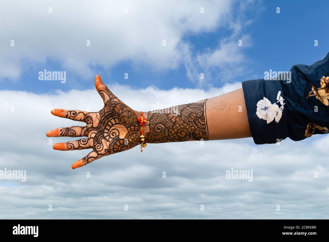 Mehndi (Henna) Design und rituelle Trocknung auf die Hand des Bräutigams vor der Ehe am 07. November 2019 in Pushkar, Rajasthan, Indien. Stockfoto