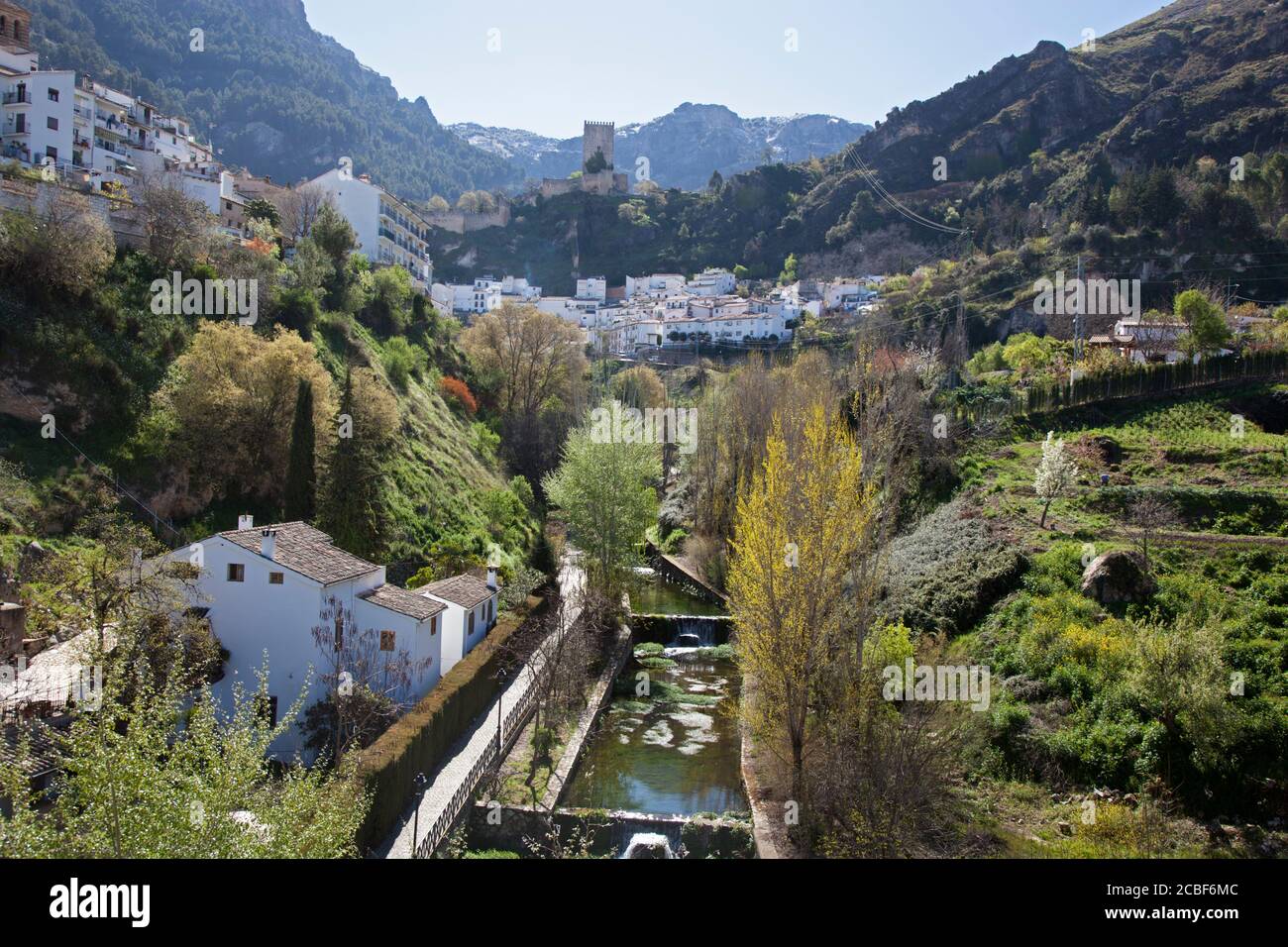 Die Altstadt von Cazorla und der schützende Turm von La Yedra hat eine schneebedeckte Bergkulisse und überblickt das fruchtbare Cerezuelo Flusstal darunter. Stockfoto