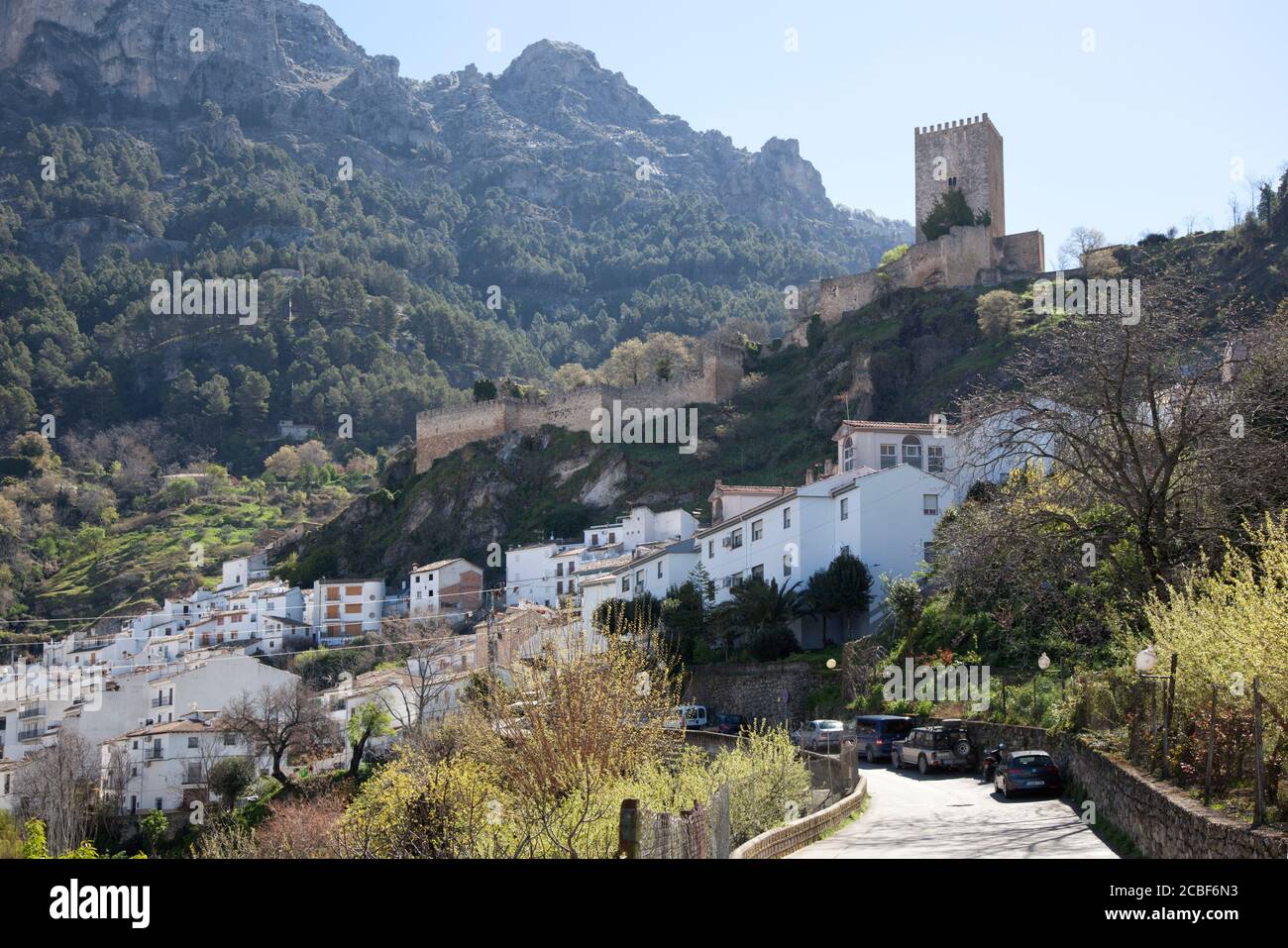 Das Castillo de la Yedra blickt auf die Stadt Cazorla in Spanien mit ihren weiß getünchten Häusern und der bergigen Kulisse. Stockfoto