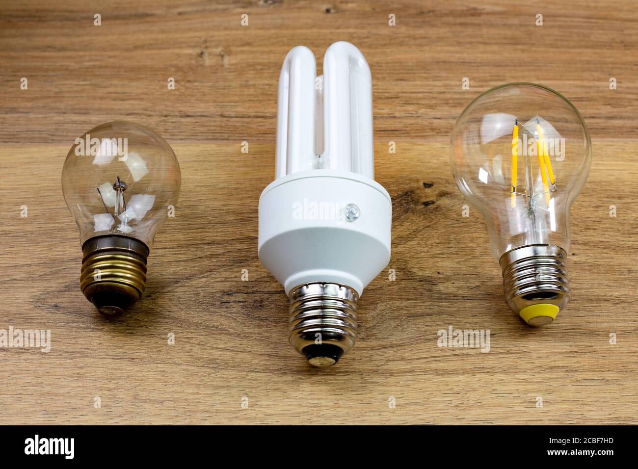 Drei Generationen von Glühbirnen, Glühbirnen Anfang des zwanzigsten Jahrhunderts, kompakte Leuchtstofflampen Ende des zwanzigsten Jahrhunderts und LED-Glühbirne Anfang zwanzig ersten Cen Stockfoto