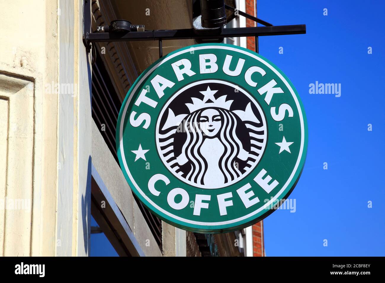 London, Vereinigtes Königreich, Apr 9, 2011 : Starbucks grünes Logo Werbung Schild hängend außerhalb eines seiner Kaffeehäuser Stockfoto
