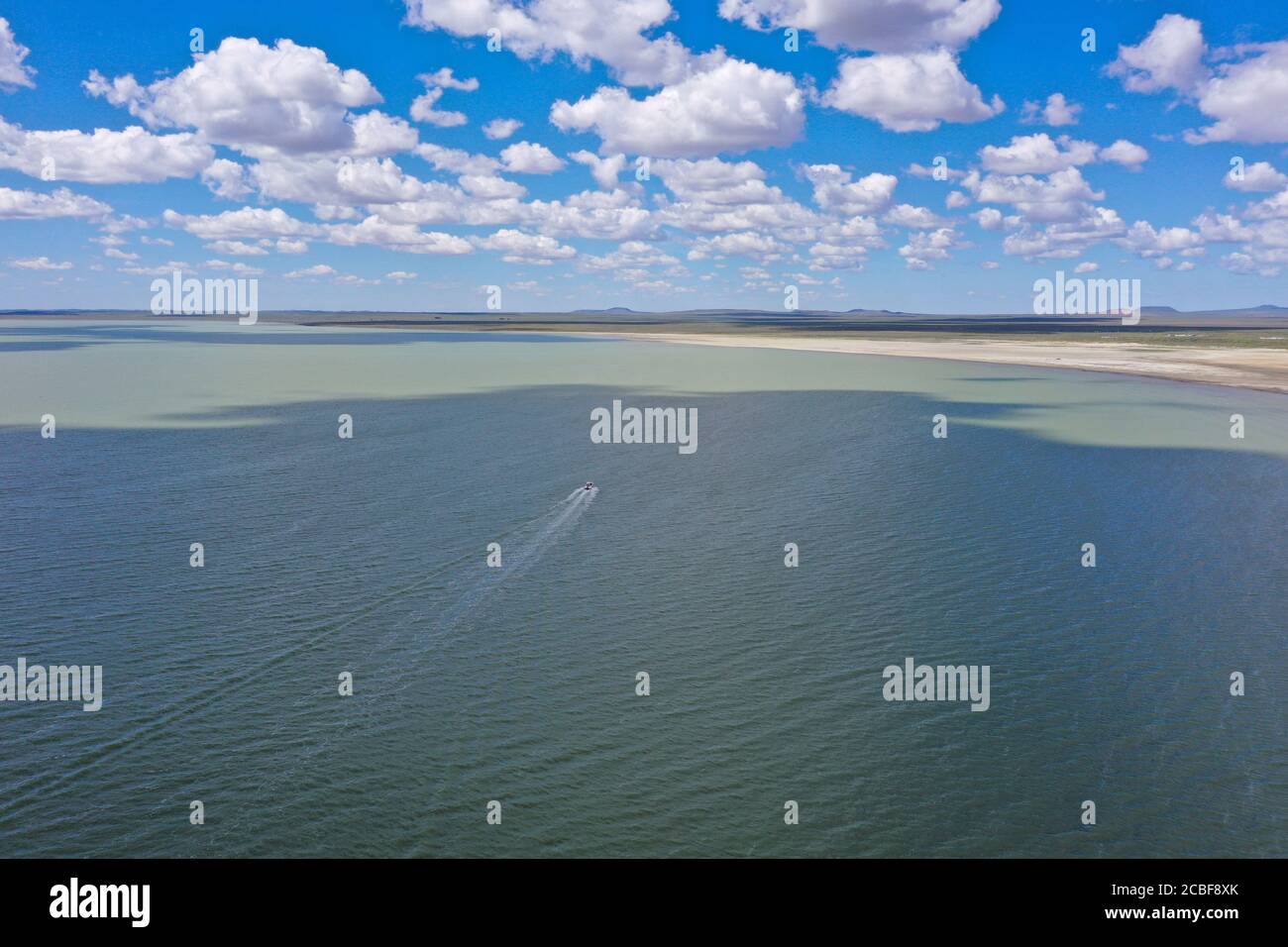 Hexigten. August 2020. Luftbild aufgenommen am 11. Aug 2020 zeigt Menschen, die eine Bootsfahrt auf dem Dalinor-See in Hexigen Banner der Chifeng-Stadt, der Autonomen Region Innere Mongolei im Norden Chinas, Unternehmen. Quelle: Xu Qin/Xinhua/Alamy Live News Stockfoto