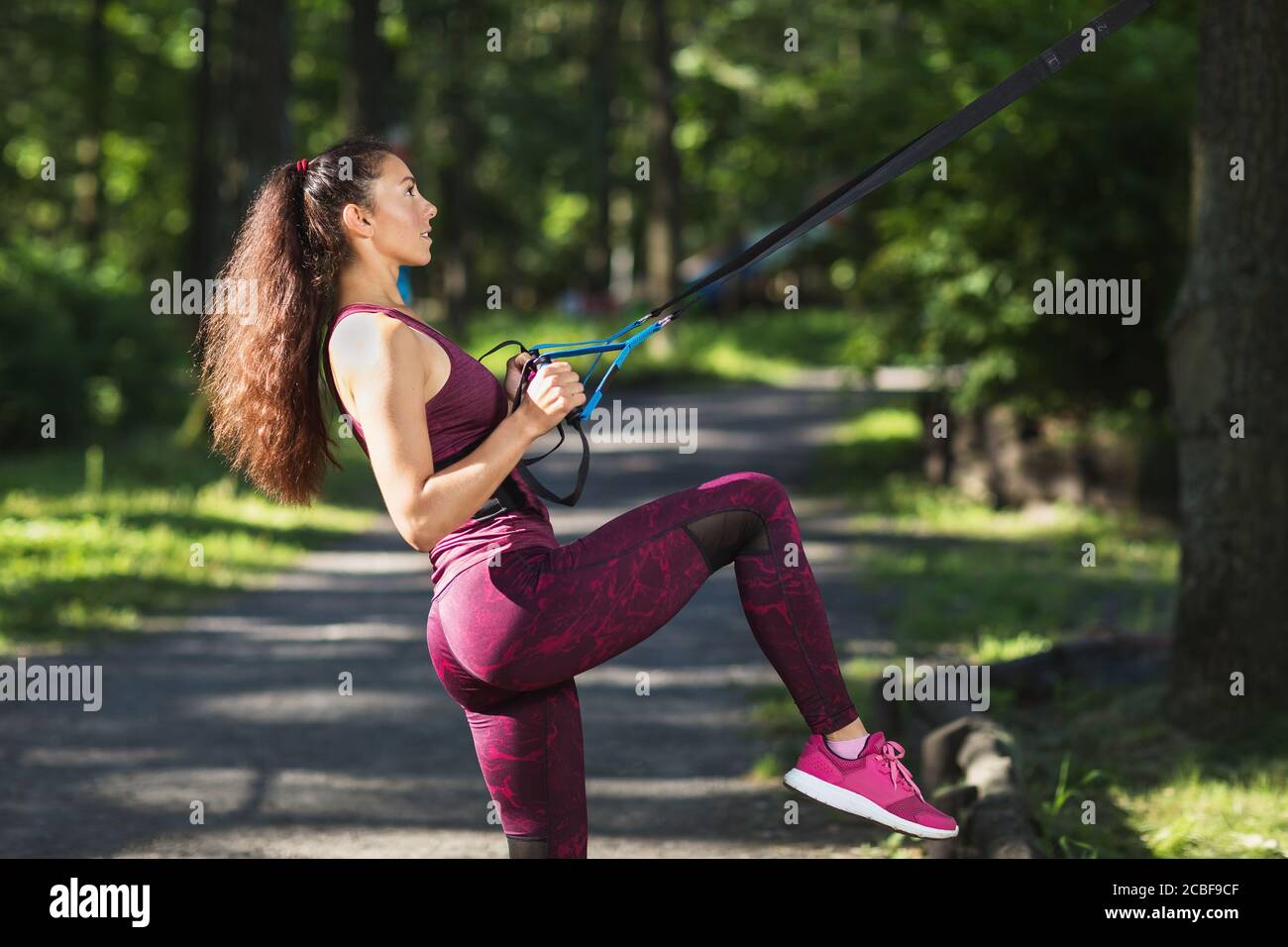 Mädchen macht Übungen im Park mit Fitness-Gurte Stockfoto