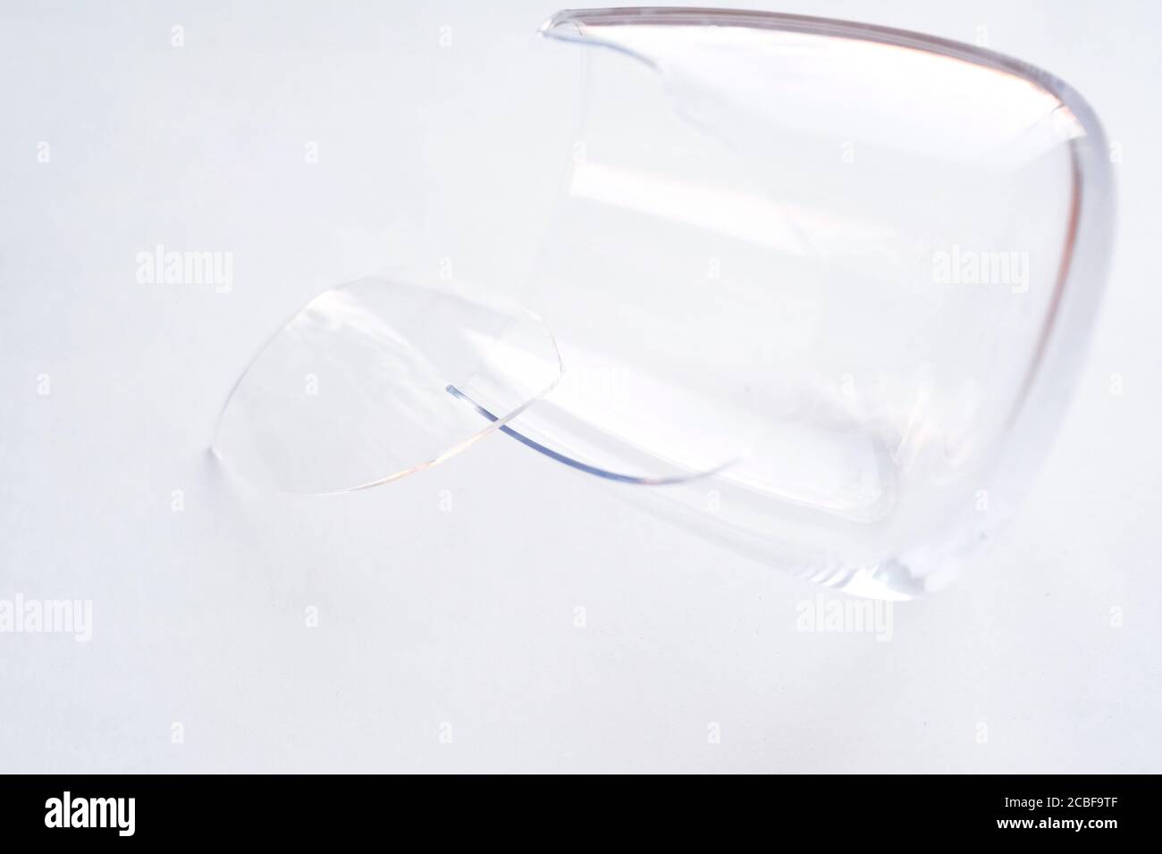 Zerbrochenes Glas. Ein Stück Glas. Keine Leute, Blick von oben. Stockfoto