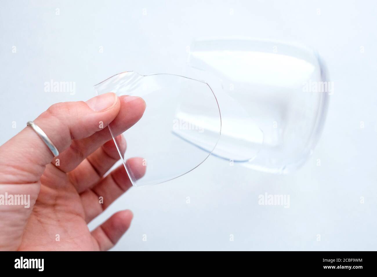 Halten Sie ein Stück zerbrochenes Glas in der Hand. Blick von oben. Stockfoto