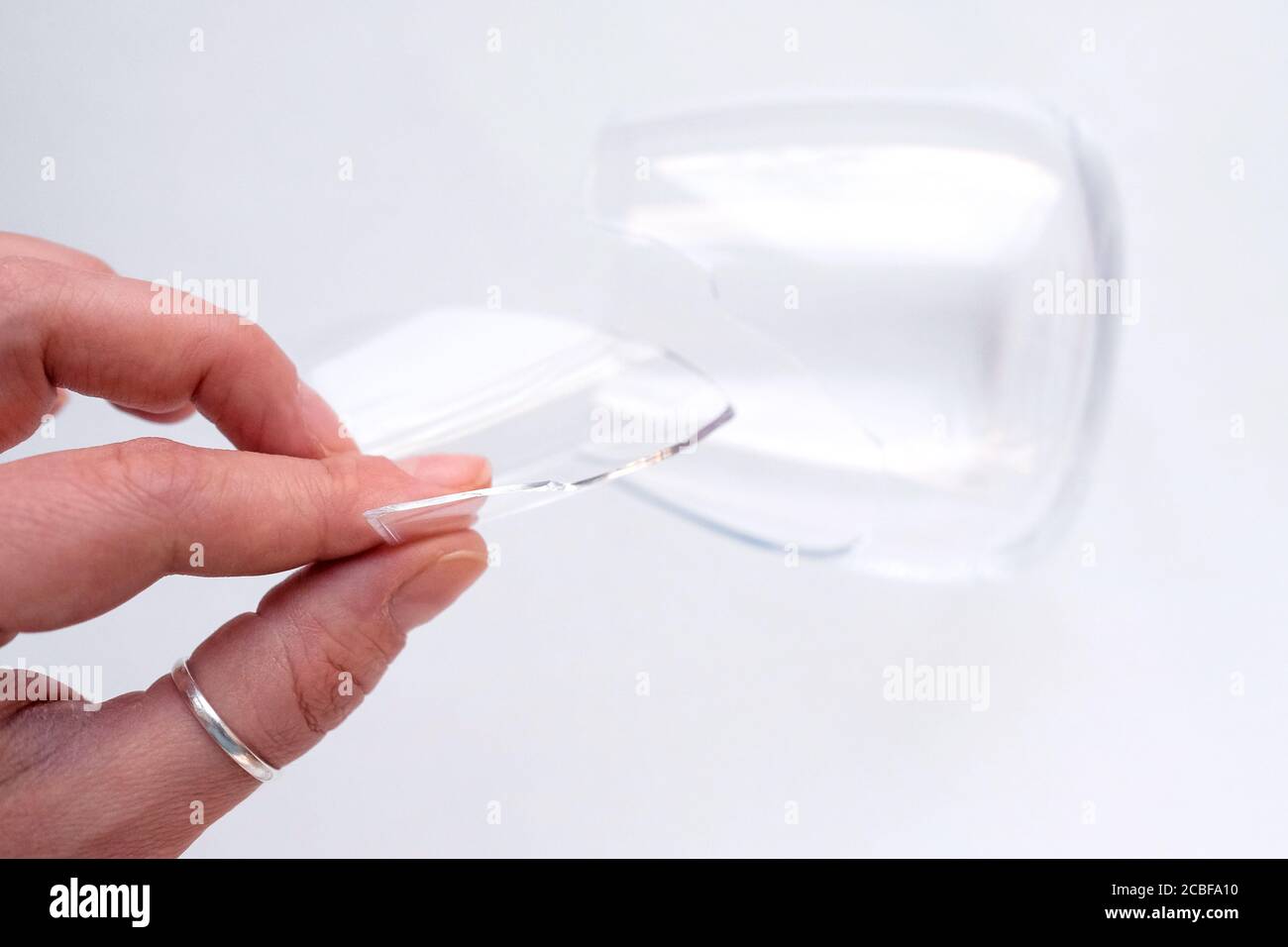 Halten Sie ein Stück zerbrochenes Glas in der Hand. Zerbrochenes Glas. Blick von oben. Stockfoto