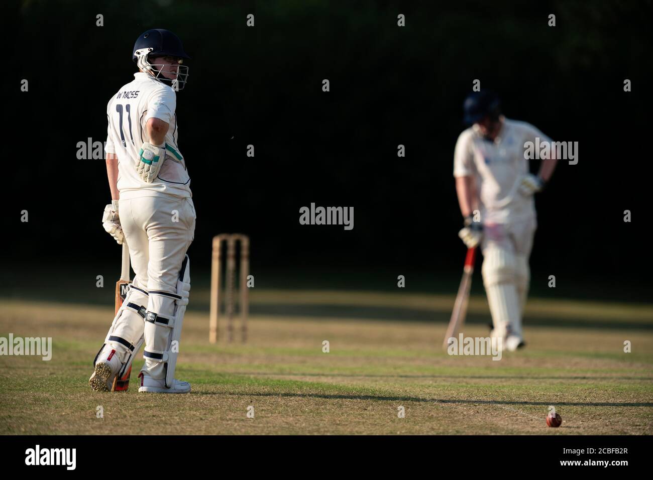 Batsman wartet darauf, dass die Wiedergabe fortgesetzt wird. Stockfoto