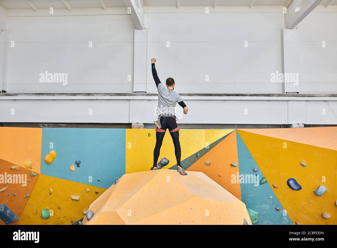 Kraftvoller, körperlich behinderter Boulderer zeigt an seinem Beispiel, dass unmöglich nichts ist, der Mensch in der Lage ist, alle Schwierigkeiten und Schwierigkeiten zu überwinden Stockfoto