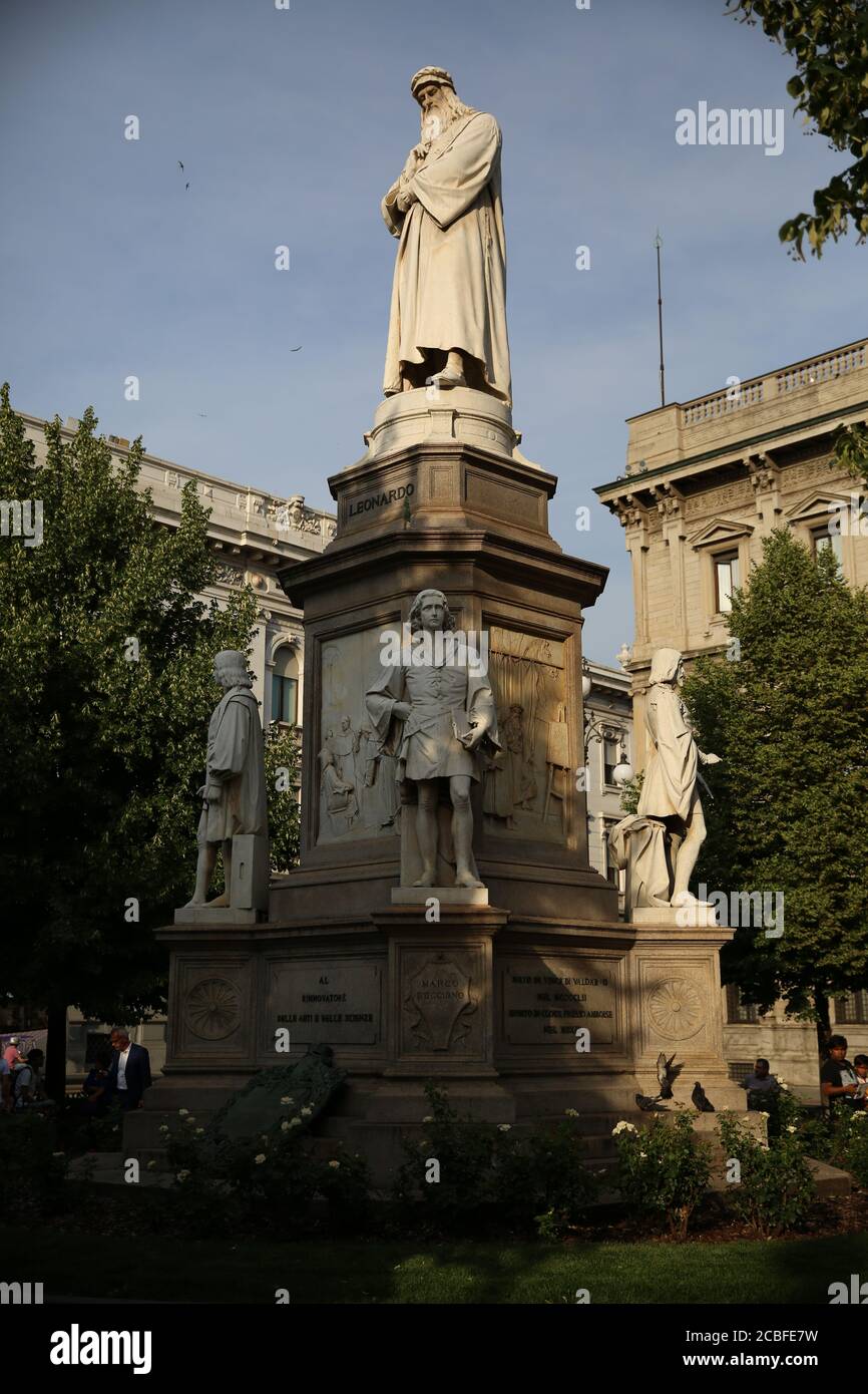 Statue von Leonardo da Vinci auf der Piazza della Scala, Mailand, Italien Stockfoto