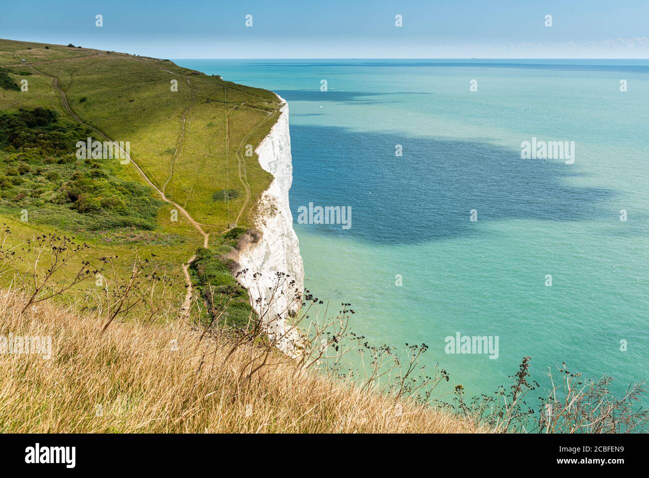 Die weißen Klippen von Dover und der englische Kanal in Kent, England Stockfoto