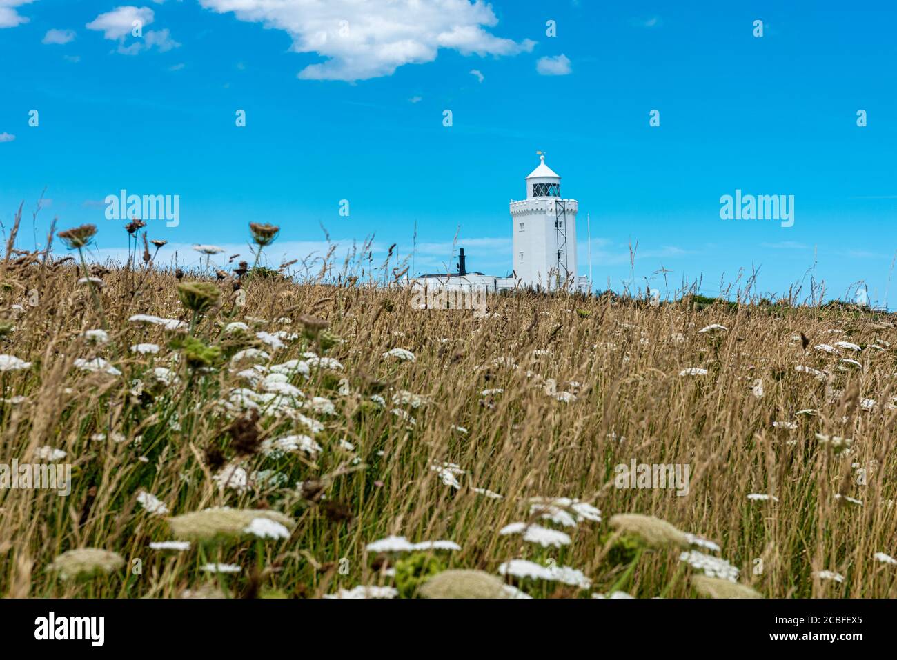 South Forland Lighthouse auf den weißen Klippen von Dover in Kent, England. Ein Leuchtturm aus dem 19. Jahrhundert, der als erster ein elektrisches Licht verwendet. Stockfoto