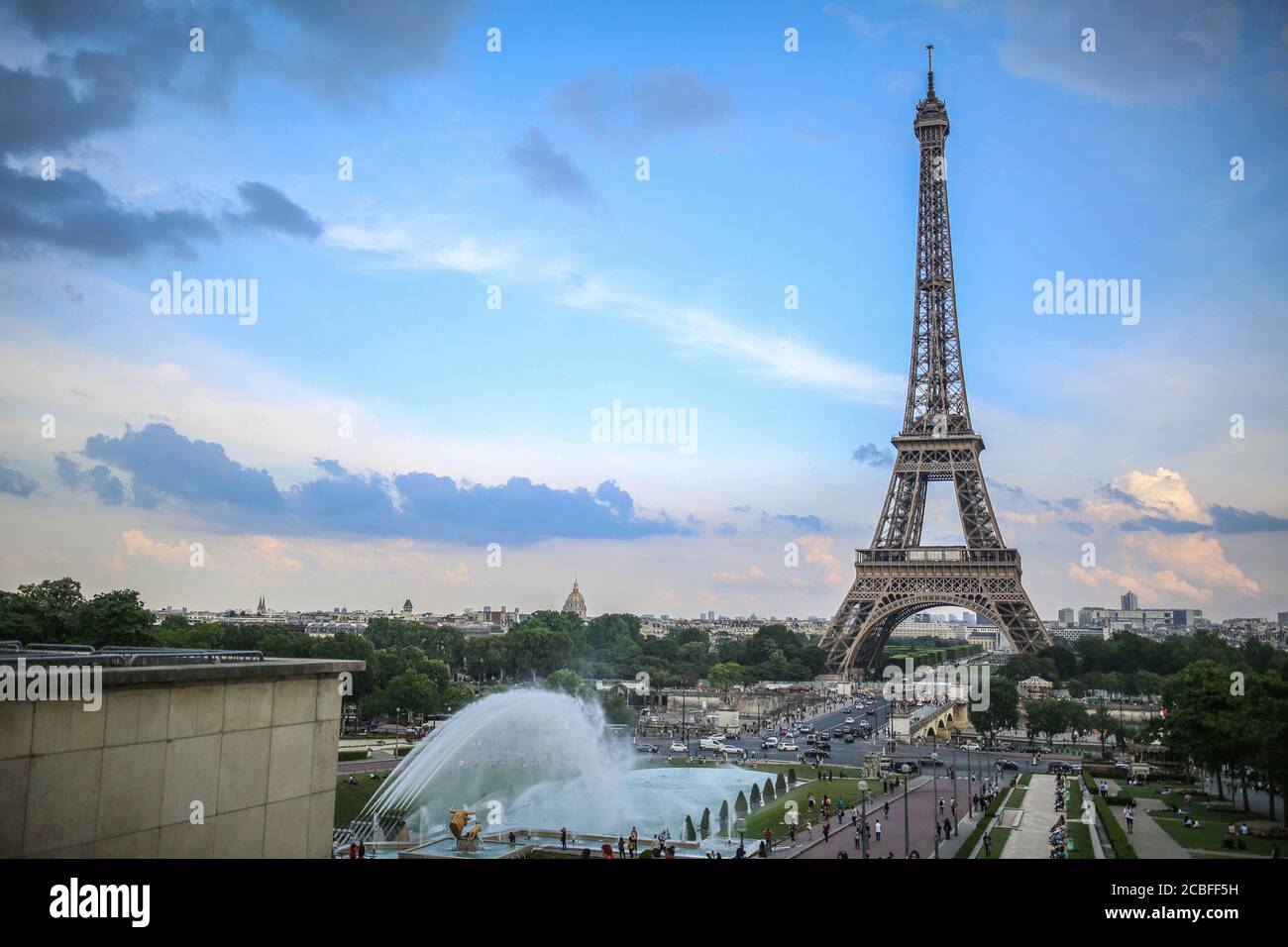 Blick auf den Eiffelturm und die nahe gelegenen Springbrunnen Stockfoto