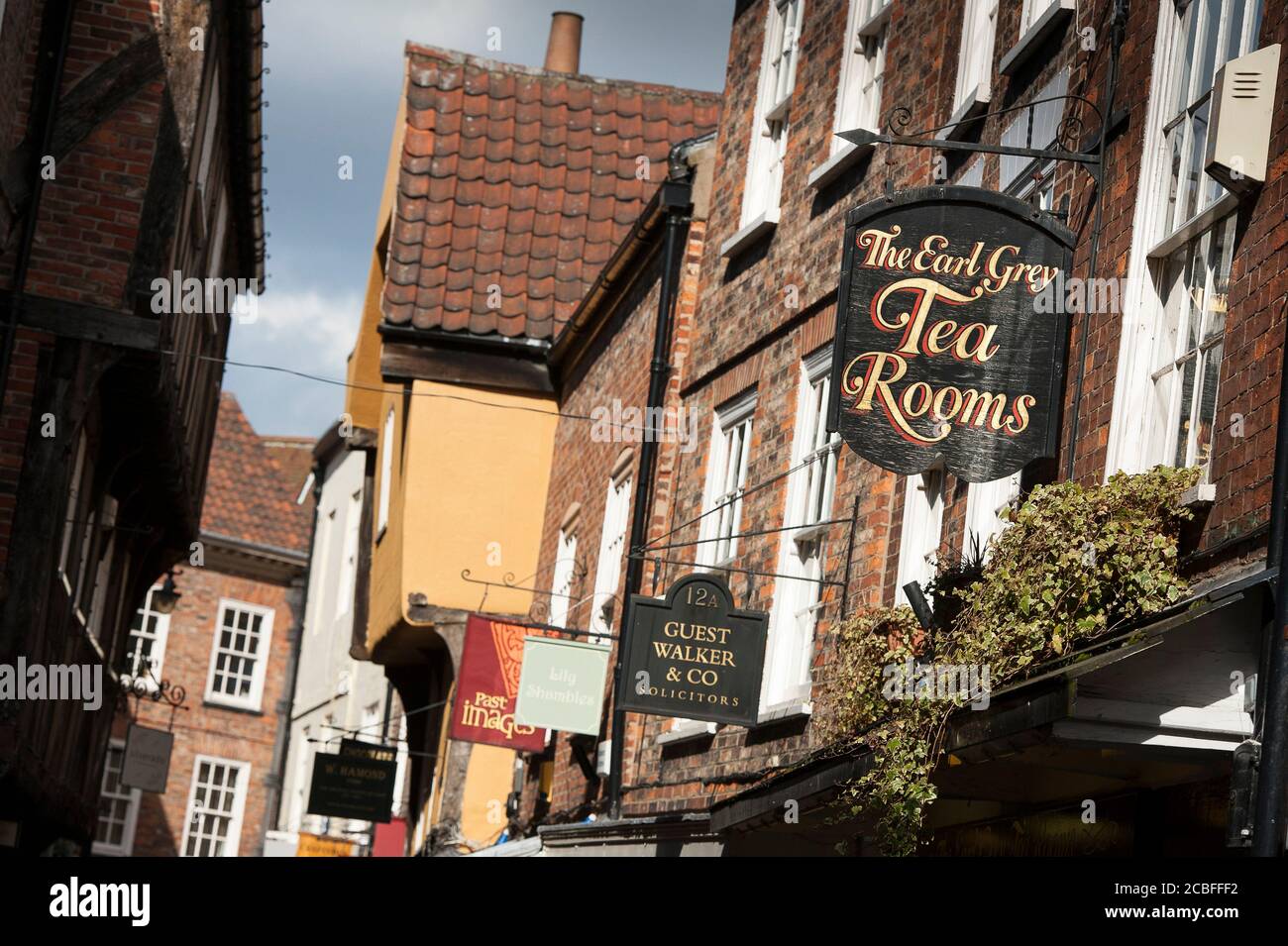 Ladenschilder in The Shambles, einer alten Straße in der City of York, Yorkshire, England. Stockfoto