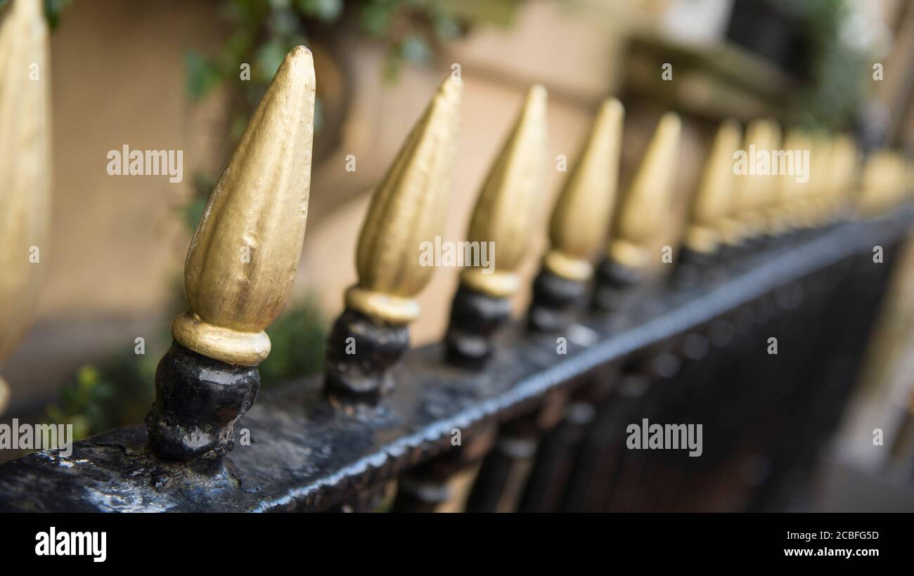 Kunstvolle schmiedeeiserne Geländer außerhalb eines Grundstücks in der City of York, Yorkshire, England. Stockfoto