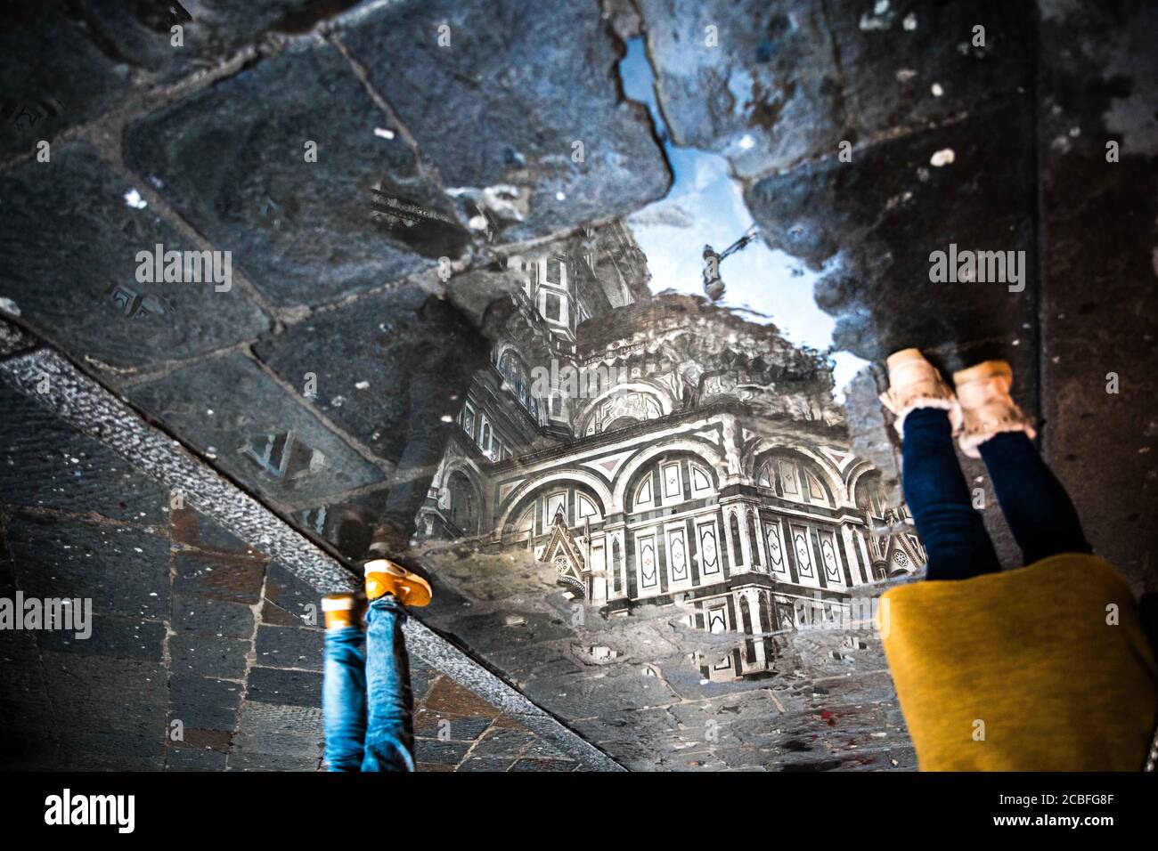 Blick auf die Kathedrale von Florenz, den Dom, durch eine Pfütze Stockfoto