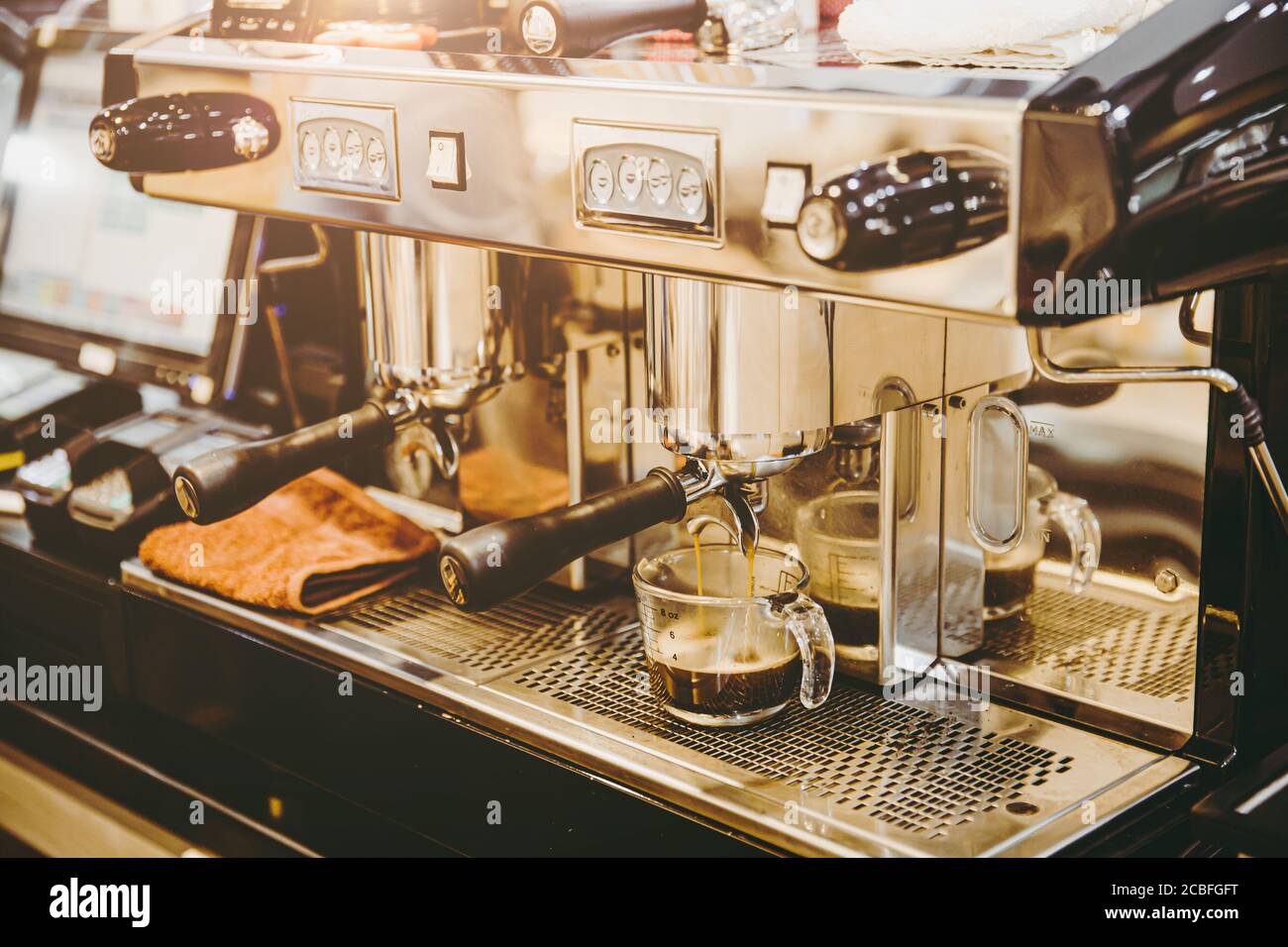 Closeup Espressomaschine für frischen Kaffee im Coffee Shop Vintage Farbton Stockfoto