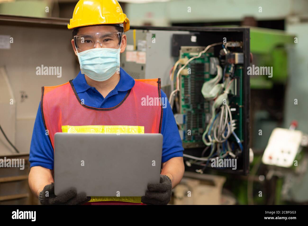 Asiatische Arbeiter tragen Einweg-Gesichtsmaske zum Schutz Corona Virus Verteilung und Rauch Staub Luftverschmutzung Filter in der Fabrik für gesunde Arbeit Pflege. Stockfoto