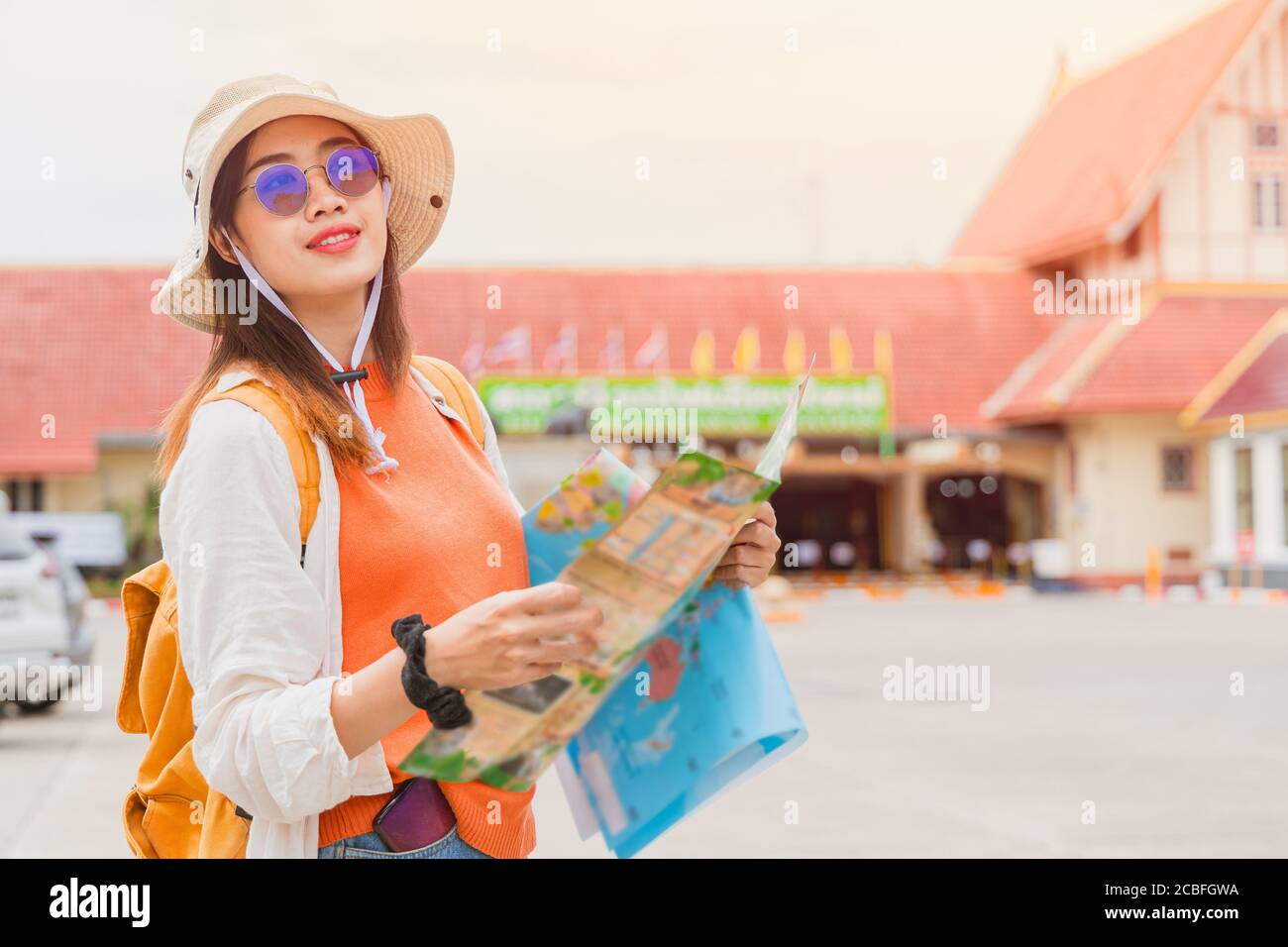 Mädchen teen touristische Urlaubsreisen mit Karte Reise in Chiang Mai Thailand. Stockfoto