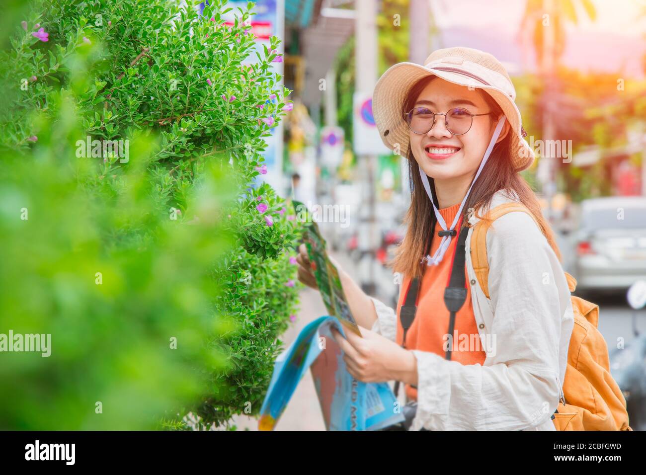 Asiatische Reisende Mädchen Teenager oder Tourist glücklich Lächeln reisen in Sommerurlaub mit Karte zu Fuß an der Straße Stockfoto