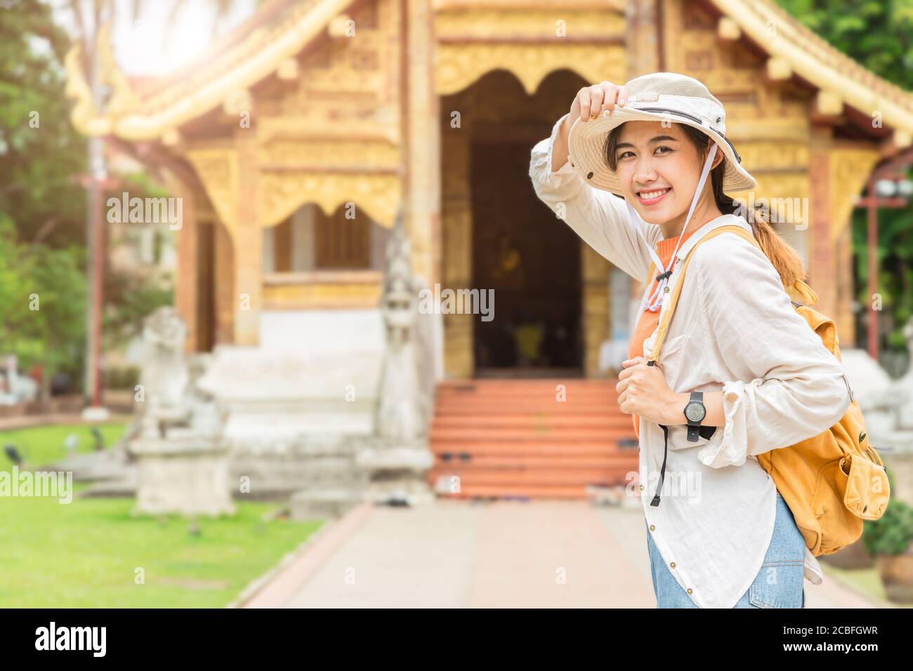 Asiatische Mädchen teen genießen lächelnd reisen bei Thai Tempel in Chiang Mai Nordprovinz von Thailand Stockfoto
