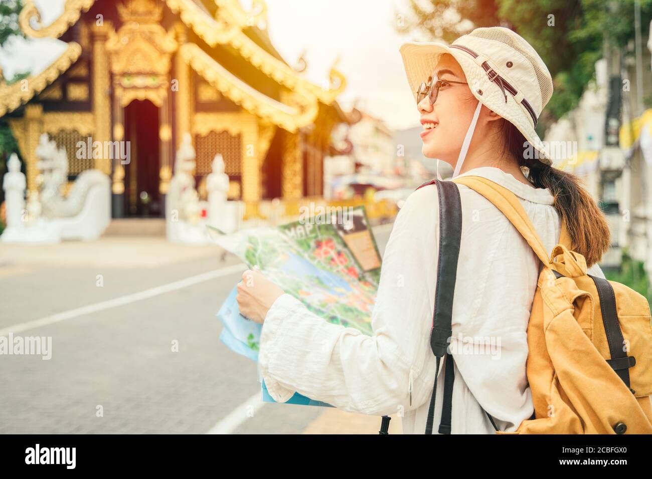 Asiatische Tourist Mädchen teen Reise in Tempel in Chiang Mai Provinz Thailand Stockfoto