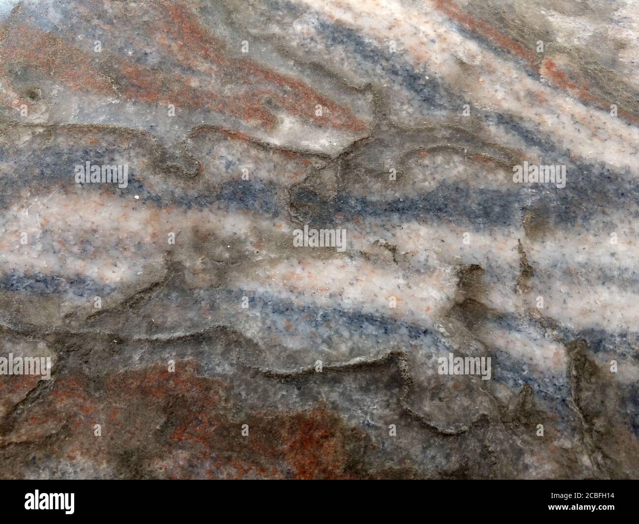Textur. Poliertes mineralisches Halit oder Steinsalz. Blaue, rote, weiße Schichten Stockfoto