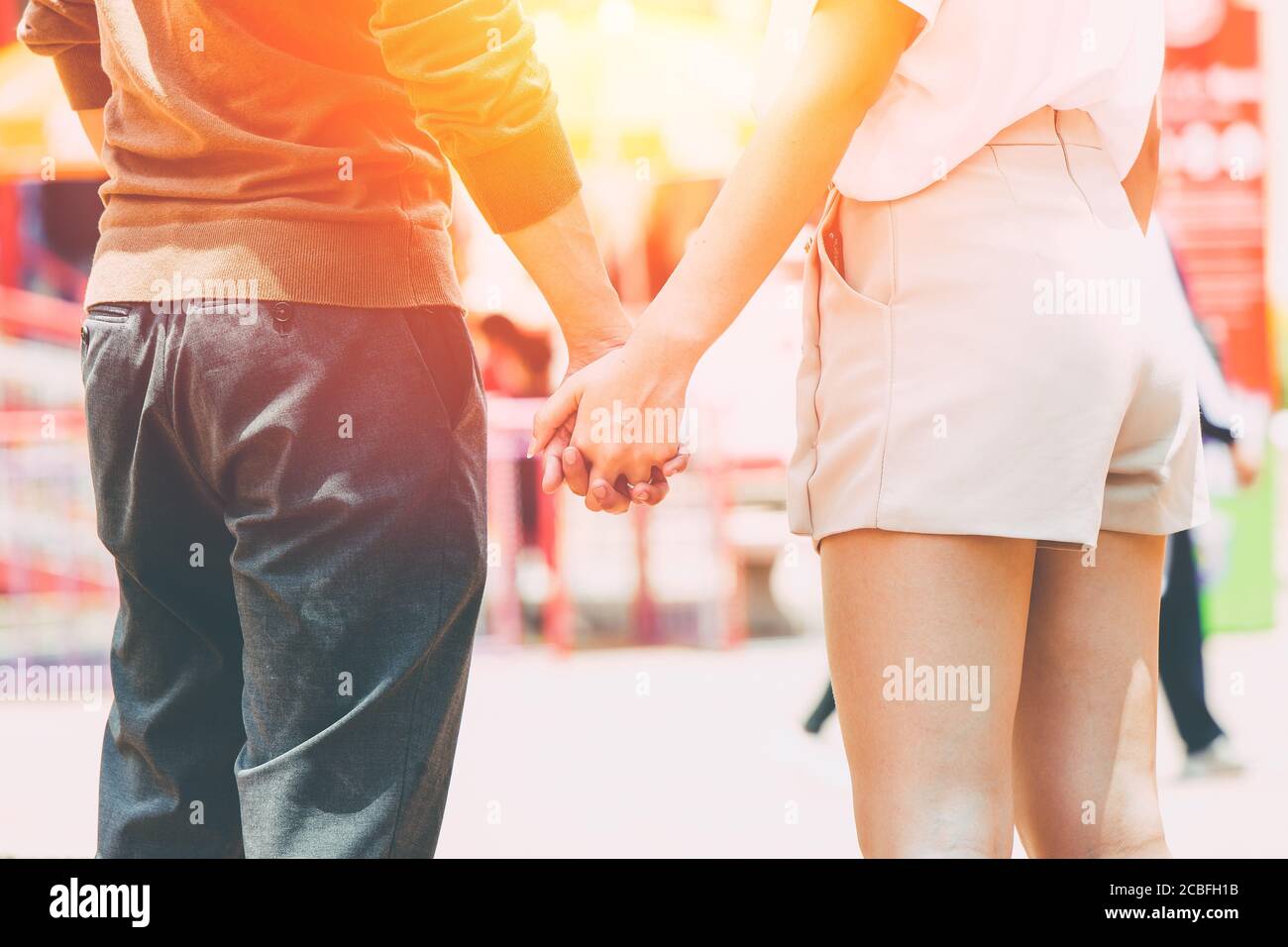Paar Liebhaber halten Hand zusammen mit Sonnenschein für eine gute Beziehung Stockfoto