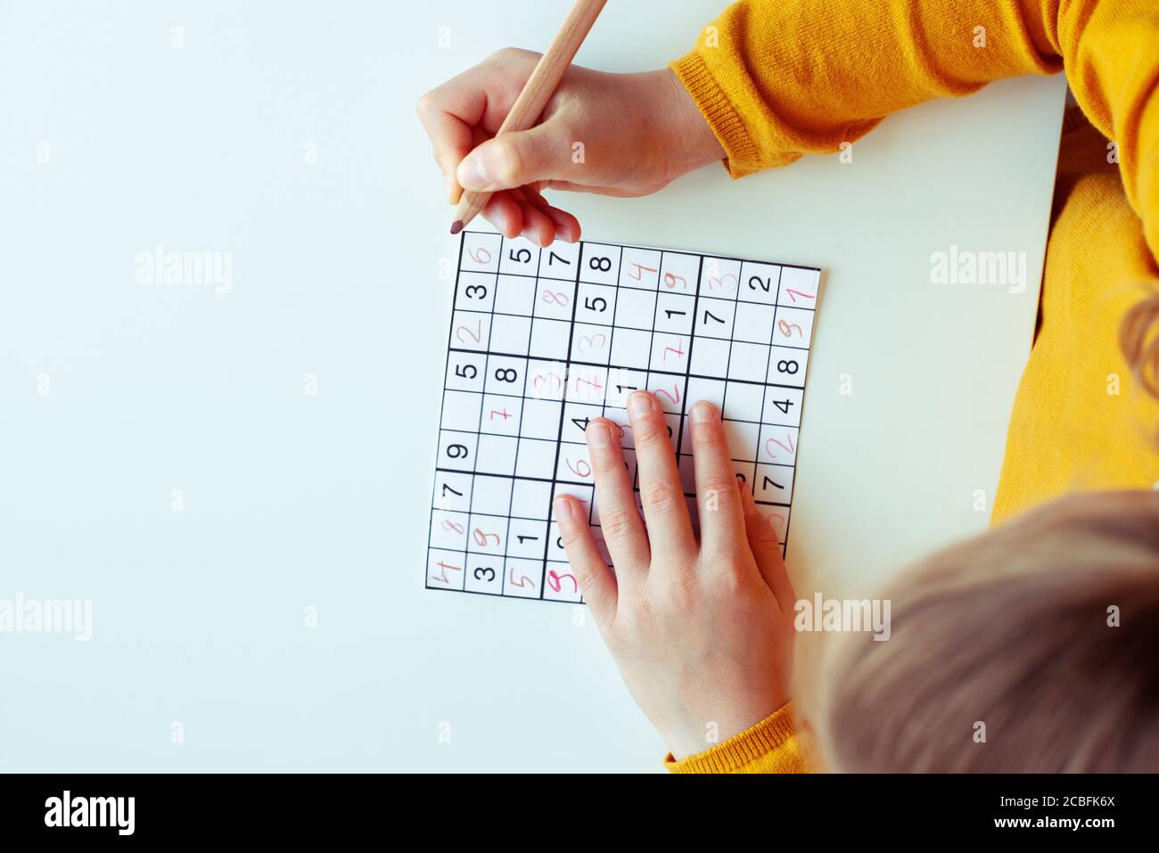 Liebenswert Teen Madchen Losung Sudoku Am Schreibtisch In Der Schule Oder Zu Hause Blick Von Oben Stockfotografie Alamy