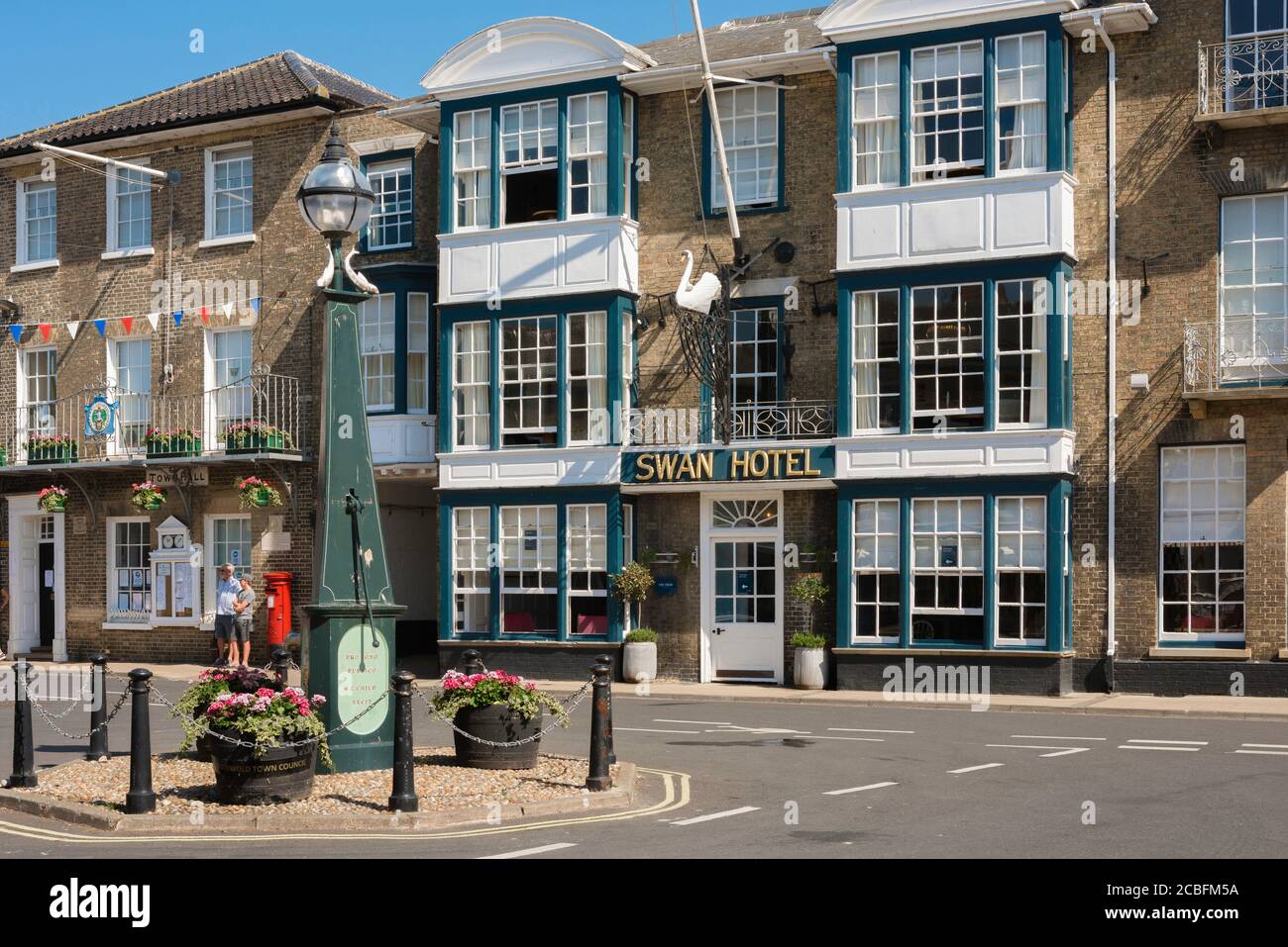 Swan Hotel Southwold, Blick im Sommer des Swan Hotel in Southwold High Street, Suffolk, East Anglia, England, Großbritannien Stockfoto