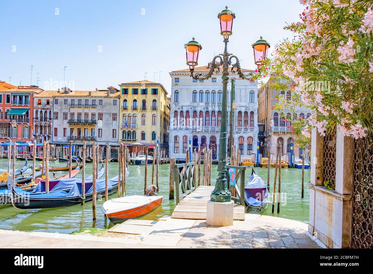 Schöne venezianische Straße im Sommer Tag, Italien Venedig Stockfoto