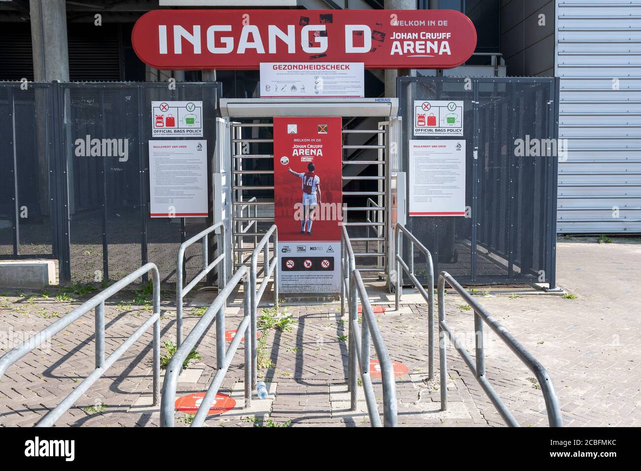 AMSTERDAM , 13-08-2020 , JohanCruyff Arena , Fußball, freundliches Testspiel, Niederländische Eredivisie, Saison 2020-202 Ajax - FC Utrecht , Schilder mit Richtungen zu halten 1.5 Meter auseinander Stockfoto