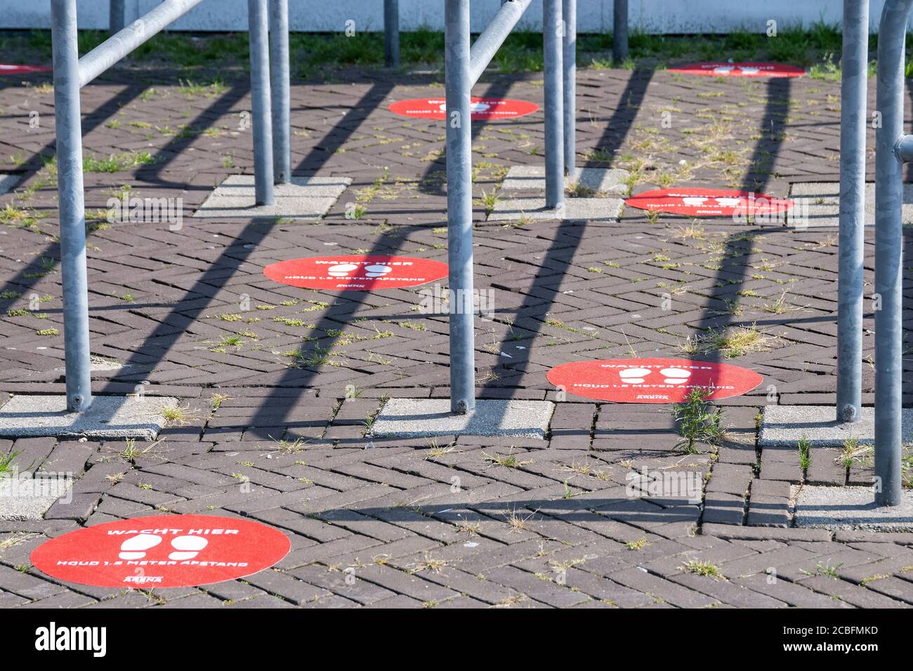 AMSTERDAM , 13-08-2020 , JohanCruyff Arena , Fußball, freundliches Testspiel, Niederländische Eredivisie, Saison 2020-202 Ajax - FC Utrecht , Schilder mit Richtungen zu halten 1.5 Meter auseinander Stockfoto
