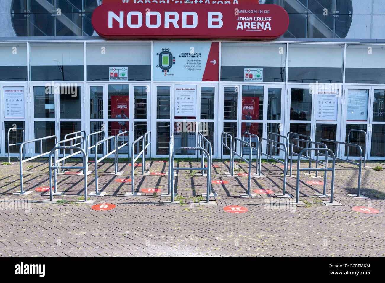 AMSTERDAM , 13-08-2020 , JohanCruyff Arena , Fußball, freundliches Testspiel, Niederländische Eredivisie, Saison 2020-202 Ajax - FC Utrecht , Schilder mit Richtungen zu halten 1.5 Meter auseinander Stockfoto